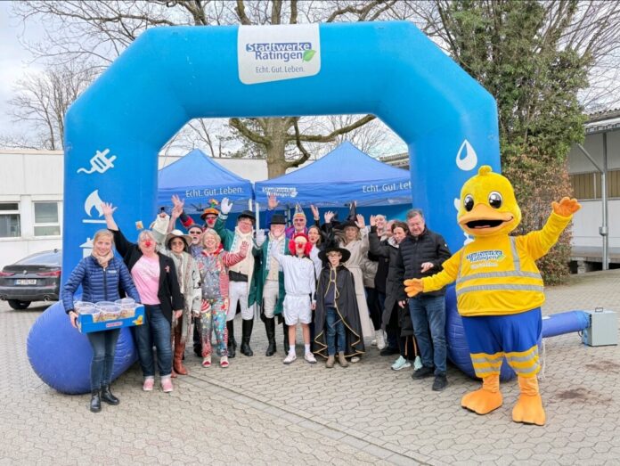 Fünf Vereine und Gruppen gewannen insgesamt 30.000 Tütchen mit Gummibärchen als Wurfmaterial. Foto: Stadtwerke Ratingen Fünf Vereine und Gruppen gewannen insgesamt 30.000 Tütchen mit Gummibärchen als Wurfmaterial. Foto: Stadtwerke Ratingen