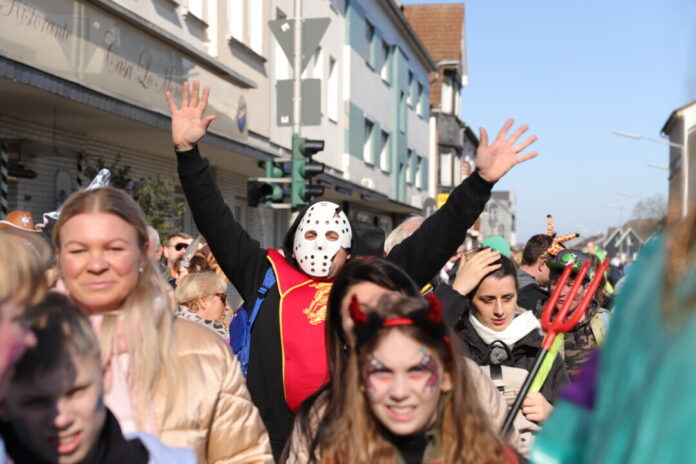 Toenisheide-Karnevalszug-2025-Bildergalerie_c_Andre-Volkmann-581 Damit die Jecken entspannt Karneval feiern können, zeigt die Polizei eine erhöhte Präsenz. Archivfoto: Volkmann