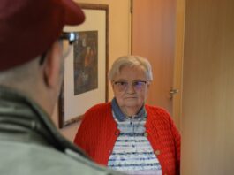 Kriminelle tricksen Senioren aus: Aufpassen im Kreis Mettmann Eine Seniorin an ihrer Wohnungstür. Foto: Polizei/Symbolbild