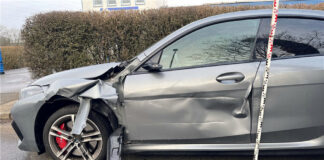 Unfallflucht: 40-Tonner beschädigt BMW in Velbert Der BMW wurde bei dem Zusammenstoß stark beschädigt. Foto: Polizei
