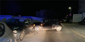 Unfall mit fast zwei Promille: 39.000 Euro Sachschaden bei missglücktem Wendemanöver Bei dem Unfall entstand ein hoher Sachschaden. Foto: Polizei