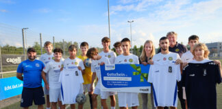Stadtwerke-Aktion: Gewinnerteams haben ihren neuen Outfits Die Freude über die Gutscheine bei den Gewinnerteams war groß. Foto: Achim Blazy/Stadtwerke Ratingen