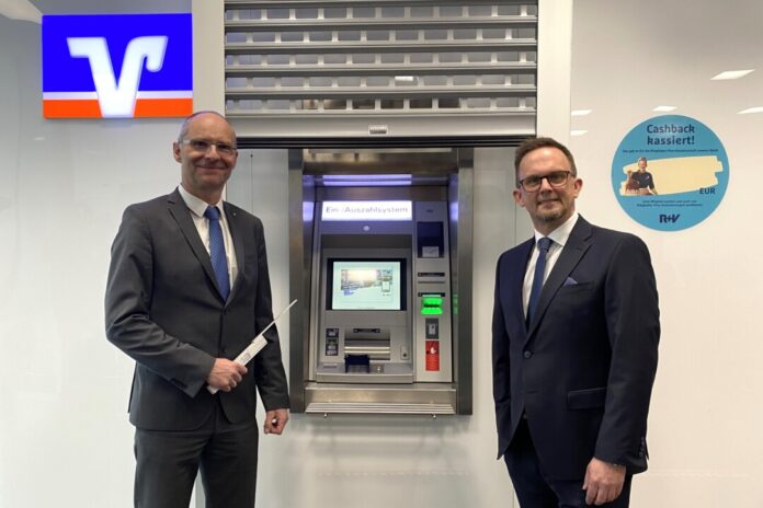 Volksbank_Geldautomat_Alleestraße Gut gesicherte Geldautomaten bei der Volksbank im Bergischen Land: Rollgitter schützen die Geräte nachts vor unbefugtem Zugriff - Vorstand Christian Fried (r.) und Architekt Andreas Bona stellten die Sicherungsmaßnahmen im April 2024 vor. Die neuen Farbkassetten im Inneren sind für die Nutzer nicht sichtbar. Foto: Volksbank