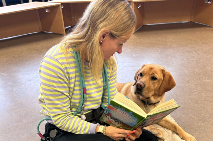 Vorlesehund Fido Der liebenswerte Leselabrador Fido und Grundschullehrerin Romana Rüth sind Mitte März ein weiteres Mal zu Gast in der Bücherei Hochdahl. Foto: © @fido.schul_und_lesehund