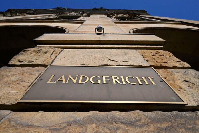 Urteil nach Überfall auf Juwelier Wegen eines Überfalls auf einen Juwelier sind drei Männer zu Haftstrafen verurteilt worden.