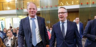 Nach Tauziehen um OVG-Spitze: Günther offiziell im Amt Carsten Günther (l) geht bei seiner Amtseinführung neben NRW-Justizminister Benjamin Limbach in die Halle des OVG.