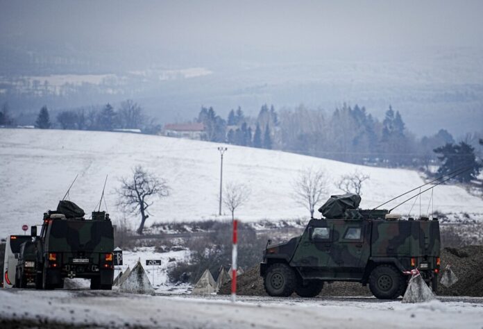 Bundeswehr-Konvoi Ein großer Konvoi der Bundeswehr ist in Teilen mehrerer Bundesländer unterwegs. (Symbolbild)