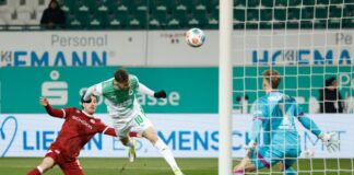 Fürther Lebenszeichen im Abstiegskampf: 2:1 gegen Bielefeld Fürths Kapitän Branimir Hrgota (M) köpft das frühe 1:0.