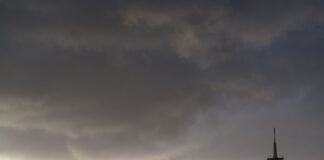 Viele Wolken bedecken in Nordrhein-Westfalen den Himmel. (Symbolbild)