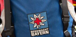 Snowboarder verirrt sich nachts in den Bergen – gerettet Helfer von Bergwacht und Polizei retteten einen Snowboarder. (Symbolbild)