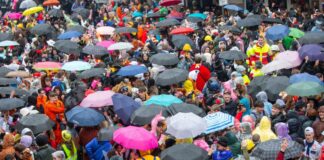 Karneval in NRW startet mit Regen und Wind Am Wochenende könnten Jecken einen Regenschirm brauchen. (Symbolbild)