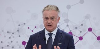 Evonik-Aktionäre sollen weniger Dividende bekommen Das Spezialchemieunternehmen Evonik will künftig weniger Dividende an die Aktionärinnen und Aktionäre ausschütten, um mehr Geld für Investitionen und Schuldenabbau zu haben. (Symbolbild)