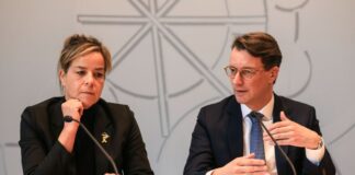 Schwarz-Grün verliert leicht, SPD klettert auf 20 Prozent Ministerpräsident Hendrik Wüst (r, CDU), und seine Stellvertreterin Mona Neubauer (l, Grüne) behalten derzeit zusammen eine Mehrheit unter den Wahlberechtigten. (Archivbild)