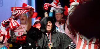 Kwasniok nennt Kölner Karnevalsflucht «Professionalität» Trainer Lukas Kwasniok hatte sich für die Karnevalssitzung des 1. FC Köln am vergangenen Dienstag als Mönch verkleidet.