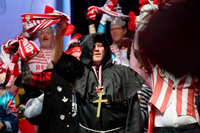 1. FC Köln Karnevalssitzung Trainer Lukas Kwasniok hatte sich für die Karnevalssitzung des 1. FC Köln am vergangenen Dienstag als Mönch verkleidet.