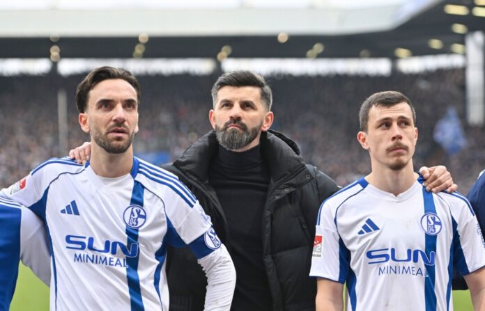 VfL Bochum - FC Schalke 04 Trainer Miron Muslic (M) muss auf Schalke seine erste kleine Krise bewältigen.