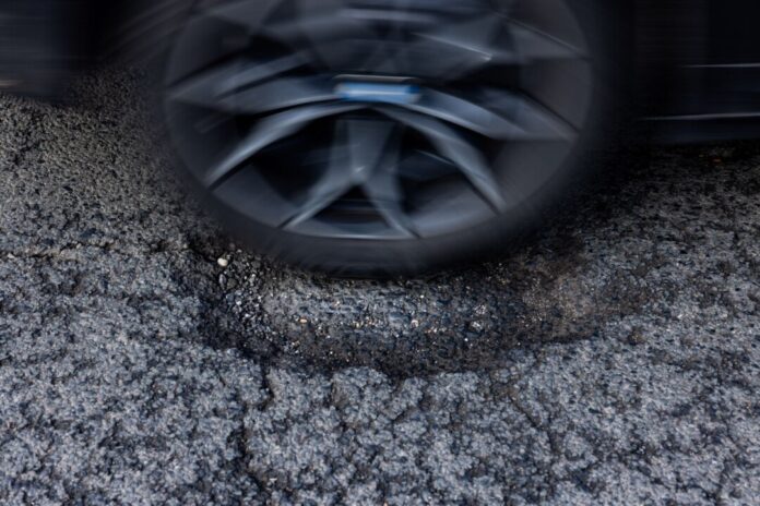 Schlaglöcher auf den Straßen Schlaglöcher können für Rad- und Autofahrer gefährlich sein.