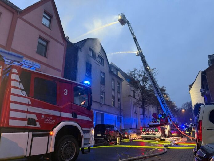 Brand in Bochum Das Feuer brach im zweiten Stock aus.