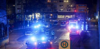 Die Polizei muss in Wuppertal wegen einer Auseinandersetzung mit mindestens einem Messer ausrücken. (Symbolbild)