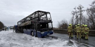 Reisebus brennt auf der Autobahn komplett aus Die Reisenden konnten den Bus rechtzeitig verlassen.
