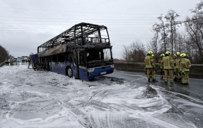 Reisebus brennt auf der Autobahn Die Reisenden konnten den Bus rechtzeitig verlassen.