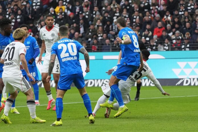 Eintracht Frankfurt - Bayer Leverkusen Robert Andrich (r) war in eine strittige Szene verwickelt.