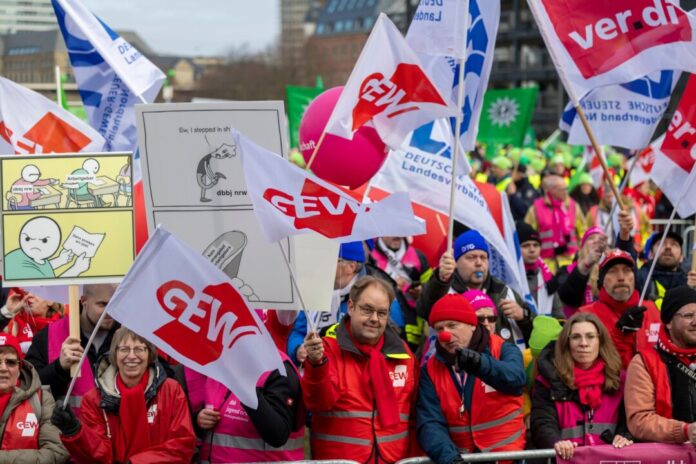 Warnstreik der Gewerkschaften - Düsseldorf Nach Gewerkschaftsangaben demonstrierten 16.000 Streikende und Beamte in Düsseldorf.