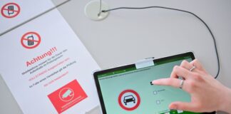 Als Double zur Führerscheinprüfung? 31-Jähriger vor Gericht Ein 31-Jähriger soll in Baden-Württemberg und Nordrhein-Westfalen theoretische Führerscheinprüfungen für Fahrschüler absolviert haben und dafür insgesamt 12.000 Euro erhalten haben. (Symbolbild)