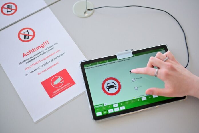 Führerschein – Theorieprüfung Ein 31-Jähriger soll in Baden-Württemberg und Nordrhein-Westfalen theoretische Führerscheinprüfungen für Fahrschüler absolviert haben und dafür insgesamt 12.000 Euro erhalten haben. (Symbolbild)