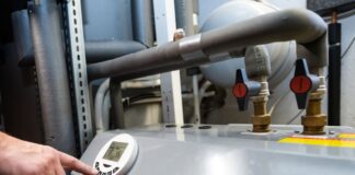 Heizungsinstallateure in NRW erhalten mehr Geld Zum 1. März erhöht sich das Geld von Beschäftigten im Sanitär-, Heizung-, Klimahandwerk in NRW. (Archivbild)