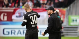 Gladbachs Sportchef warnt: «Die Zeit läuft» In der Krise: Trainer Eugen Polanski (r) spricht mit Nico Elvedi.