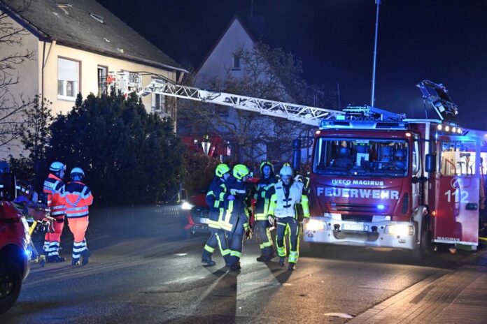 Zwei Menschen bei Feuer lebensgefährlich verletzt Wie es zu dem Brand kam, ist nun Gegenstand der Ermittlungen.