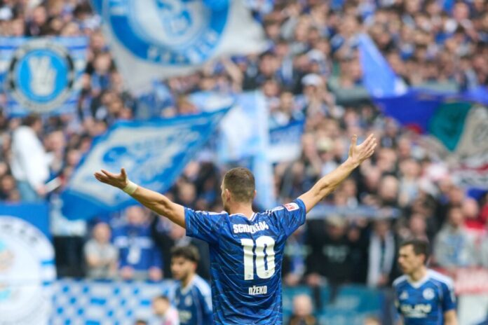 FC Schalke 04 - Dynamo Dresden Stürmer-Star Edin Dzeko traf bei seinem Startelf-Debüt für Schalke 04 zweimal.