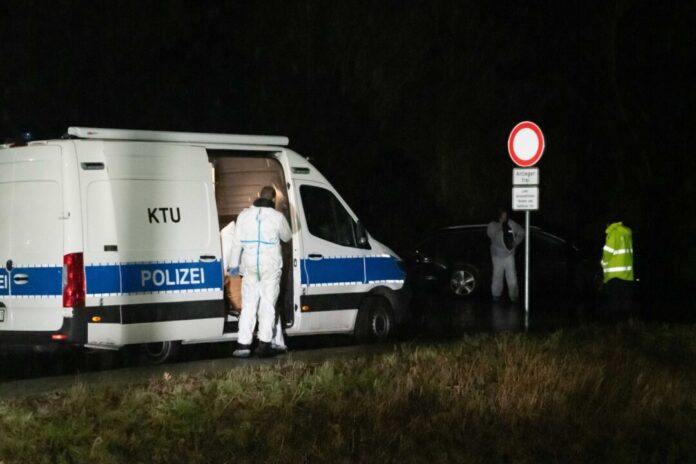 Leiche eines Jugendlichen in Dormagen gefunden Polizisten im Einsatz an einem Waldgebiet in Dormagen. Dort war die Leiche des 14-Jährigen gefunden worden. (Archivbild)