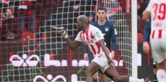 Tor des Jahres? Kwasniok feiert Ache als «König der Lüfte» Ragnar Ache jubelt über sein spektakuläres Tor zum 1:0.