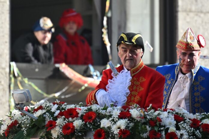Reul beim Rosenmontagszug Herbert Reul (links) neben Karnevalspräsident Christoph Kuckelkorn beim Rosenmontagszug im vergangenen Jahr. (Archivbild)