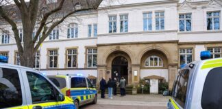 Nach einer Schlägerei vor dem Amtsgericht in Unna stehen Polizeiautos vor dem Gebäude.