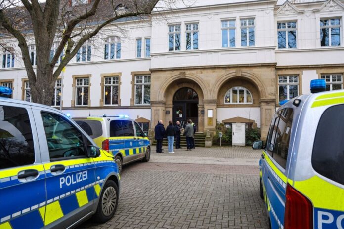 Prügelei vor Amtsgericht Unna Nach einer Schlägerei vor dem Amtsgericht in Unna stehen Polizeiautos vor dem Gebäude.