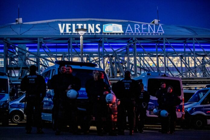 FC Schalke 04 - Dynamo Dresden Auf Schalke wird am Samstag ein großes Polizeiaufgebot beim Spiel gegen Dresden im Einsatz sein. (Archivbild)