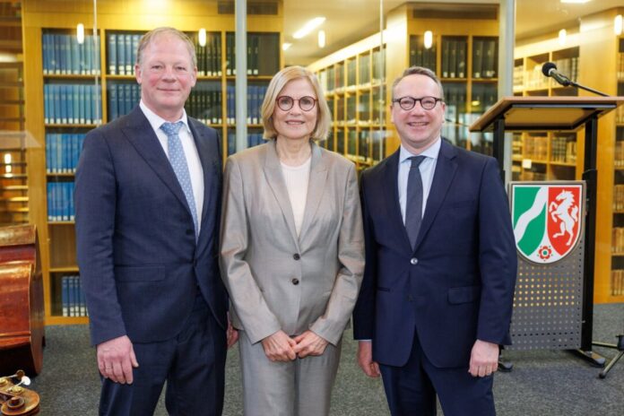 Amtseinführung Präsidenten OVG für Nordrhein-Westfalen Carsten Günther (l-r), Vorgängerin Ricarda Brandts und NRW-Justizminister Benjamin Limbach stehen bei der Amtseinführung von Günther zusammen.