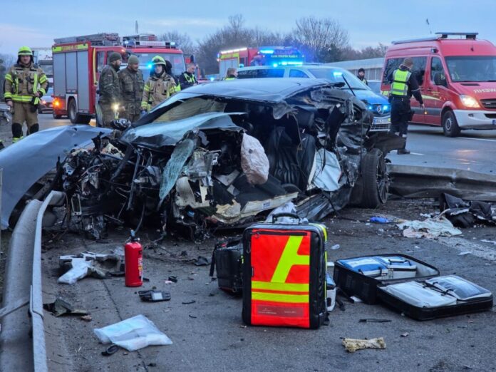Auto prallt gegen Schallschutzwand – Fahrer schwer verletzt Warum der Autofahrer auf der A2 mit seinem Wagen gegen eine Schallschutzmauer prallte, war noch unklar.