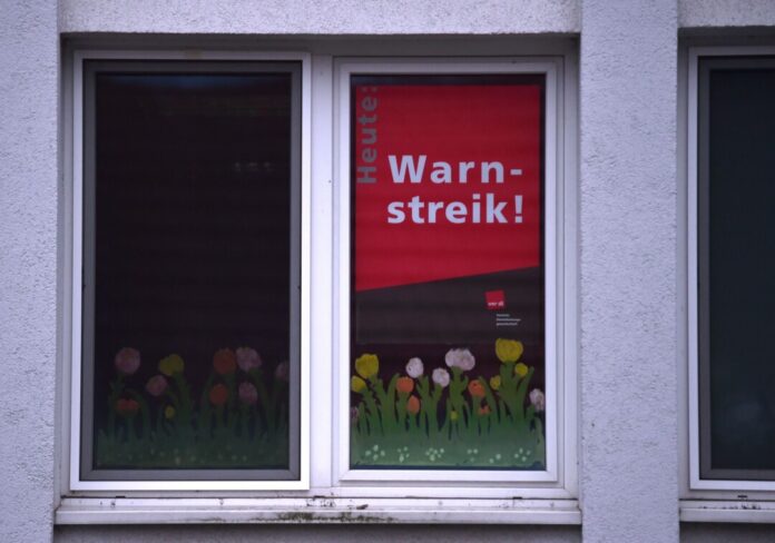 Warnstreik in Awo-Kita In mehreren Regionen von NRW sind Beschäftigte der Awo zu Warnstreiks aufgerufen. Betroffen sind eine Reibe von Awo-Kitas. (Archivbild)