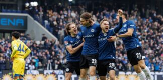 Bielefeld stoppt Sieglos-Serie: 3:2 gegen Braunschweig Bielefeld jubelt über den Treffer zum 1:0.