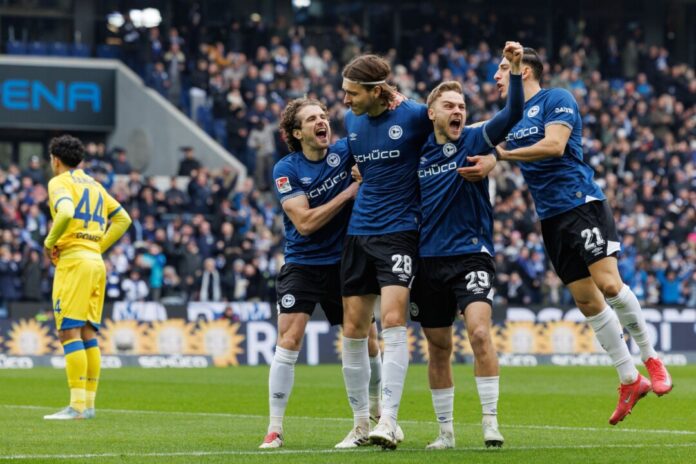 Arminia Bielefeld - Eintracht Braunschweig Bielefeld jubelt über den Treffer zum 1:0.