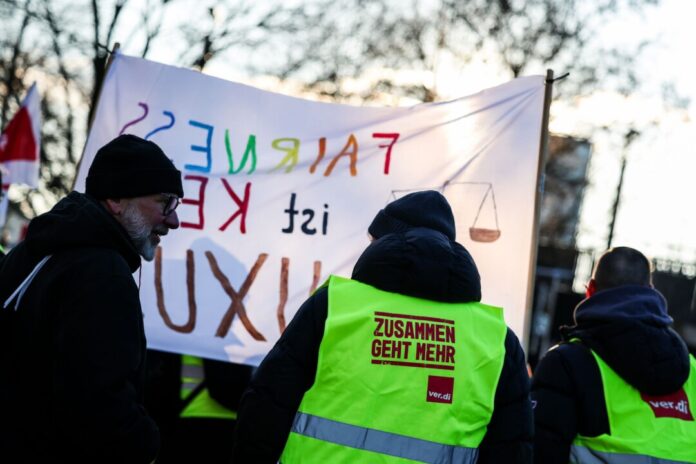 Warnstreik von GEW und Verdi Mehrere Gewerkschaften haben für Dienstag zu einer Demonstration vor dem Landtag aufgerufen. (Archivbild)