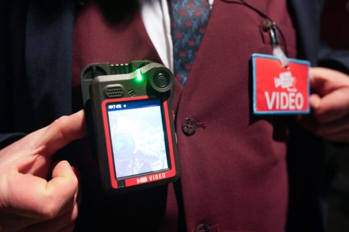 Zugbegleiter im Regionalexpress Nordrhein-Westfalen fordert vor dem Sicherheitsgipfel der Bahn in Berlin Rechtssicherheit vom Bund für den Einsatz von mehr Bodycams. (Archivbild)