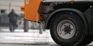 Streuwagen verliert in Mechernich Öl – Straßen gesperrt Ein Defekt an einem Streuwagen sorgt für rutschige Fahrbahnen in mehreren Orten. (Symbolbild)