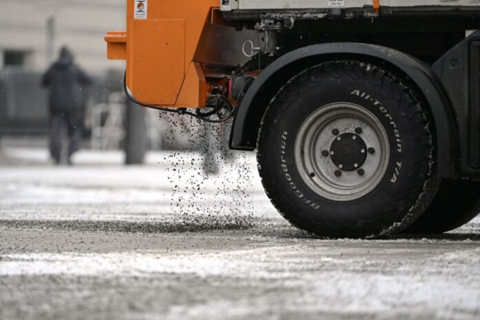Winterwetter in Berlin Ein Defekt an einem Streuwagen sorgt für rutschige Fahrbahnen in mehreren Orten. (Symbolbild)