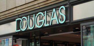 Douglas-Chef: «Verbraucher wägen Ausgaben genauer ab» Die Parfümeriekette Douglas hat in Deutschland etwa 340 Filialen.