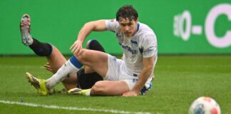 Herthas Aufstiegstraum scheint beendet Linus Gechter und Hertha BSC in Paderborn am Boden.